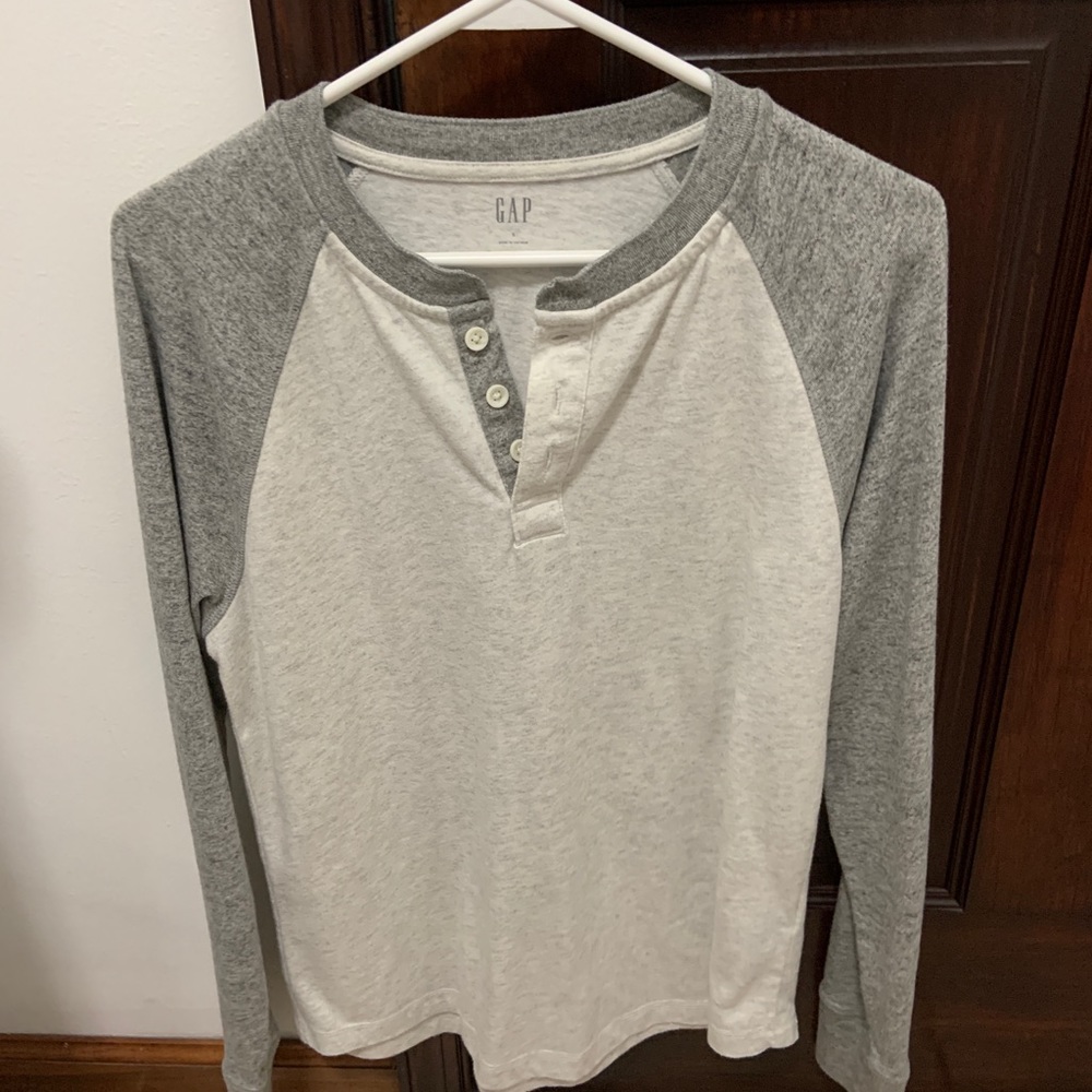 GAP Gray and White Long-Sleeve Henley. Mens S.